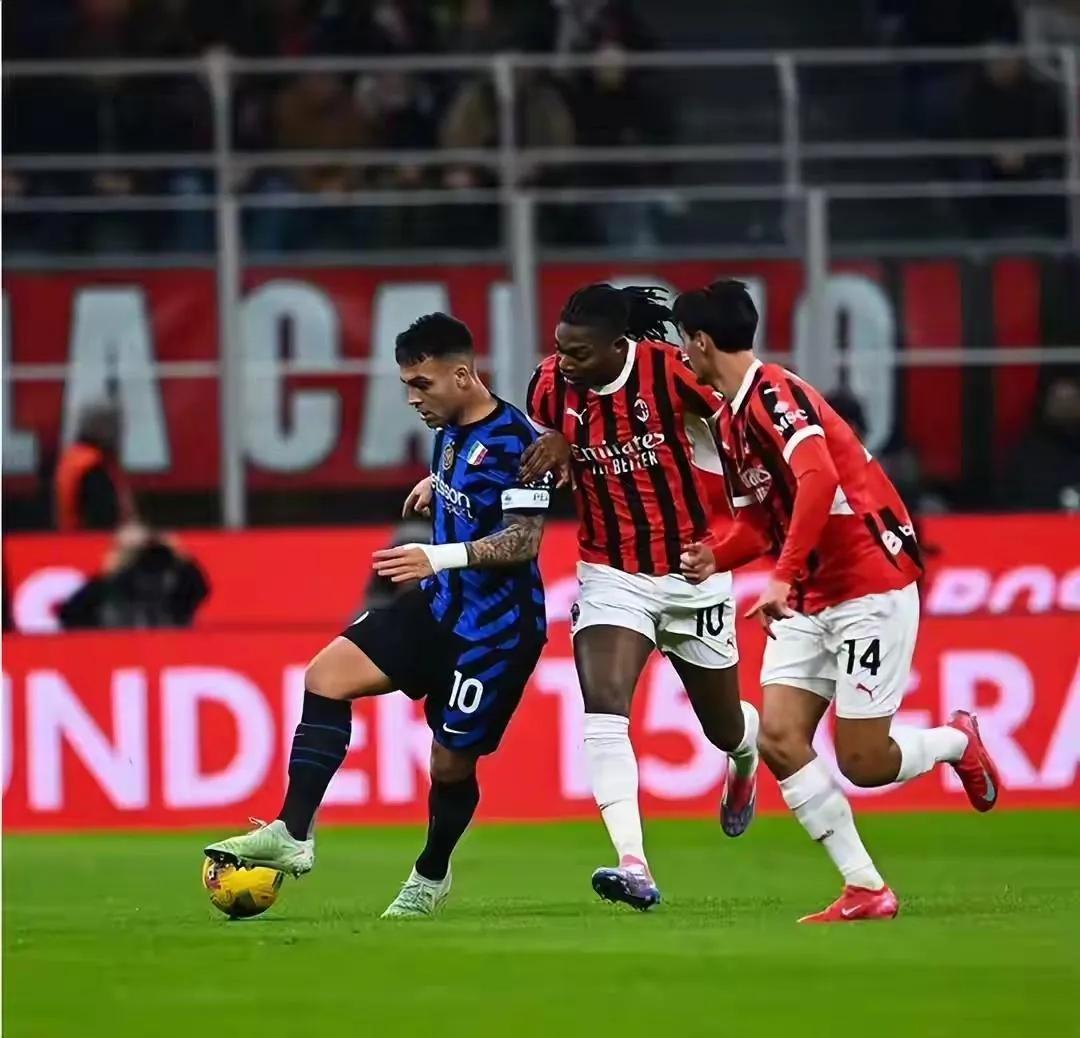 关于国际米兰训练开放日;冲刺阶段外线爆发引欢呼;社区盾在即;赛程密集仍需轮换的信息 关于国际米兰训练开放日;冲刺阶段外线爆发引欢呼;社区盾在即;赛程密集仍需轮换的信息