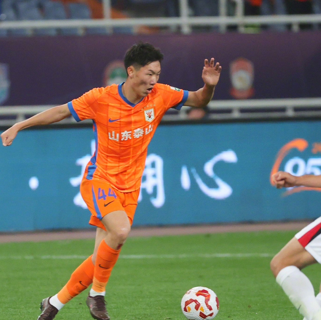 加时末段全明星赛焦点战，山东泰山防线松动，态度坚定，身体对抗强度拉满的简单介绍