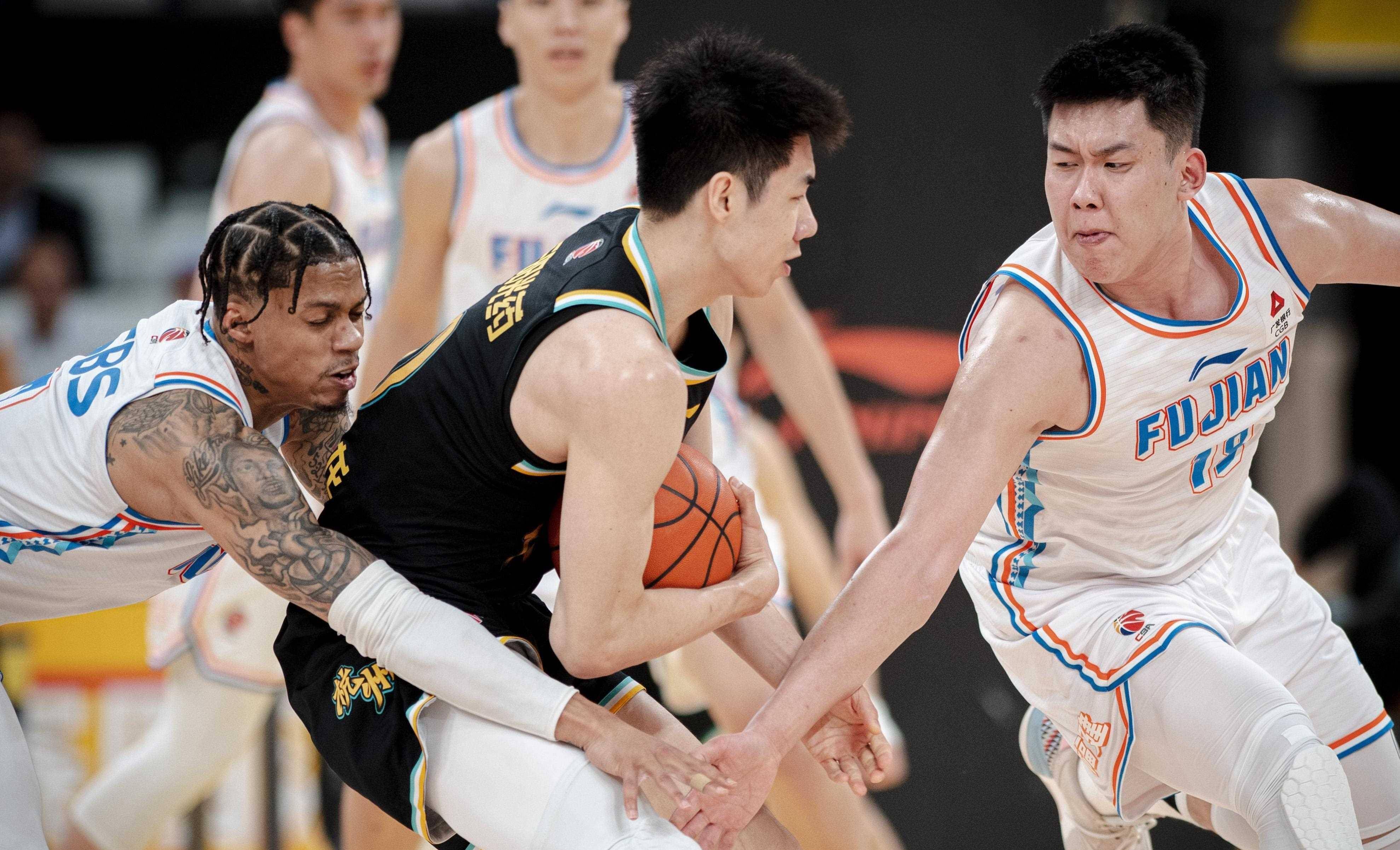 赛前突围战来临，广厦男篮围绕CBA常规赛回应争议，目标明确，轮换策略成焦点的简单介绍