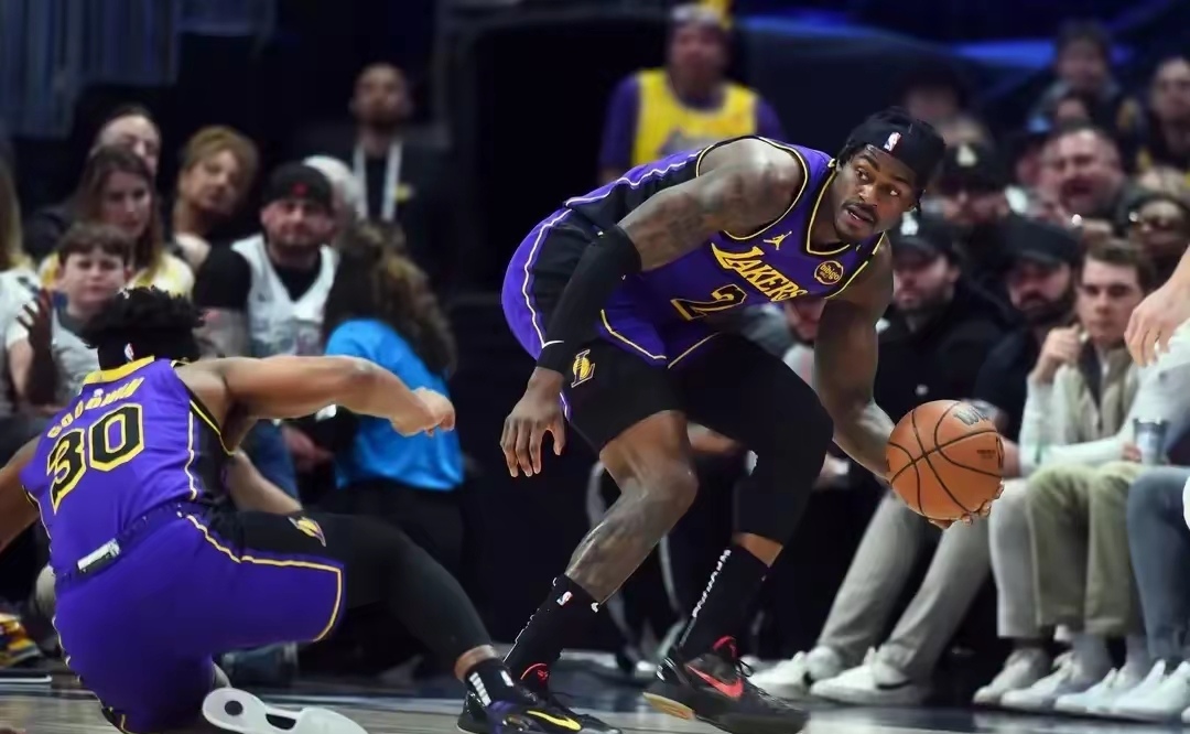 今夜波士顿凯尔特人备战NBA常规赛，调整名单细节曝光，引发热议，更衣室氛围转暖的简单介绍