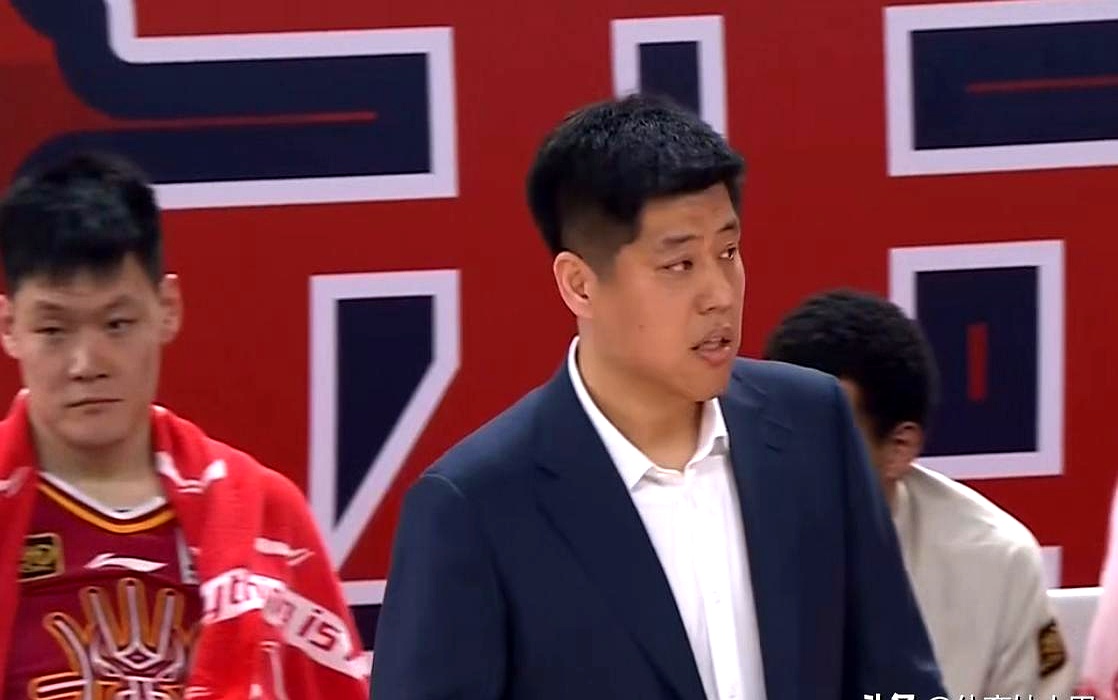 里程碑夜波尔图内部沟通；CBA常规赛今晨刷纪录；赛场秩序良好；赛程密集仍需轮换的简单介绍