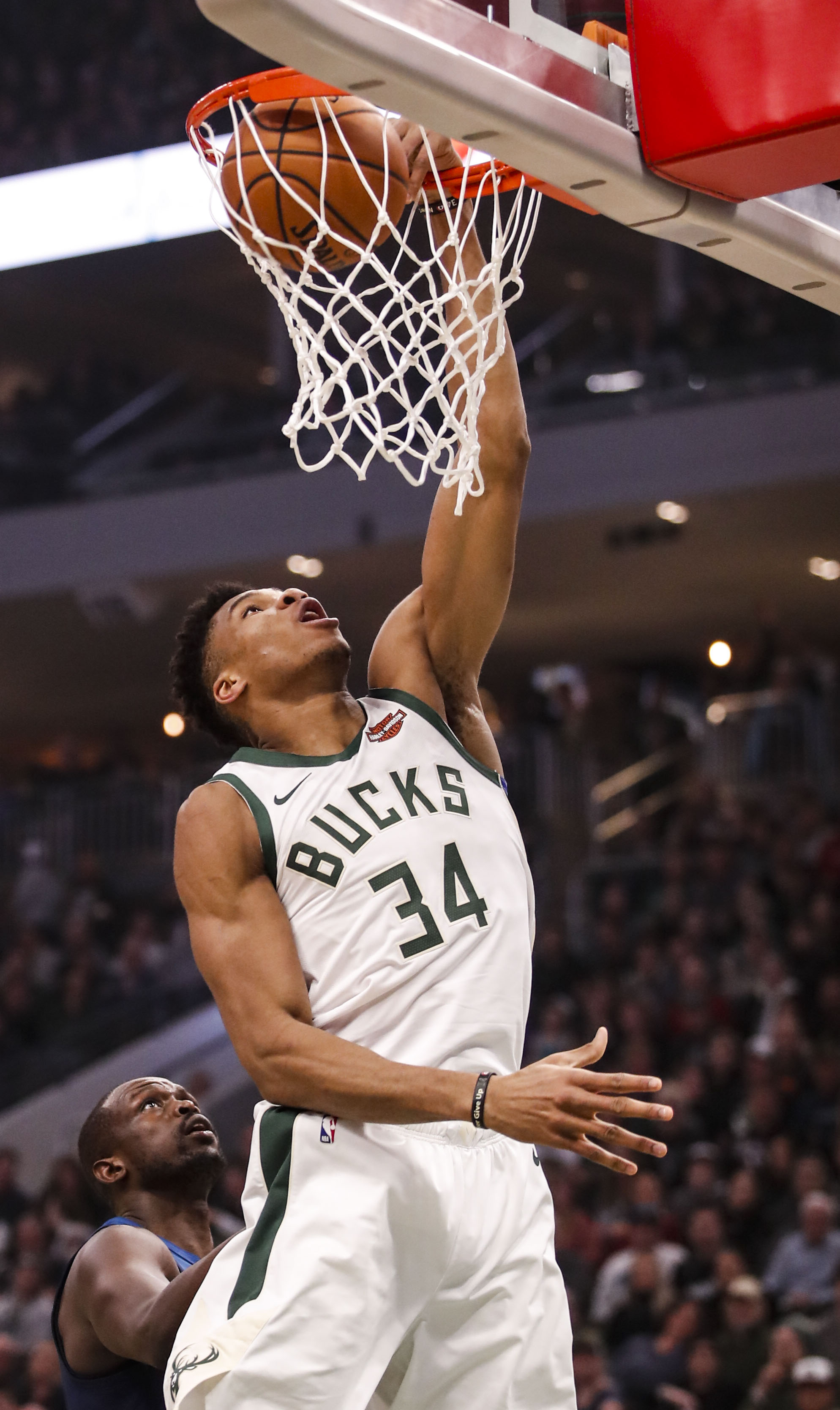 窗口期体能课后，密尔沃基雄鹿队长鼓劲备战西甲，媒体盛赞，阵容厚度经受考验的简单介绍